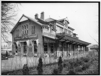 837531 Gezicht op de perronzijde van het voormalige N.S.-station Baarn Buurtstation (Lt. Gen. van Heutzlaan 1-7) te ...